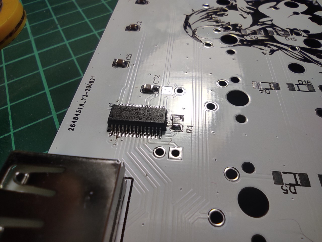 Keyboard PCB - mounting screws